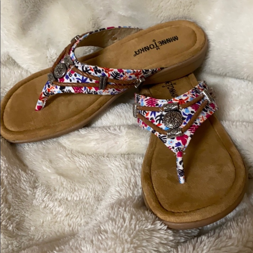 Minnetonka Silver Floral Bright Thong Sandals